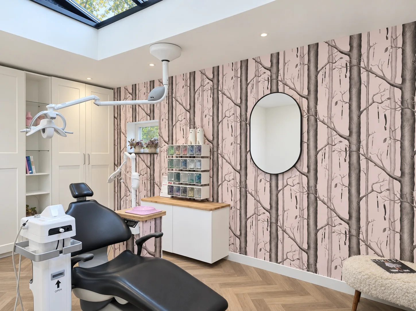 Behandelkamer van Dentiff met Pink forest dental wallpaper